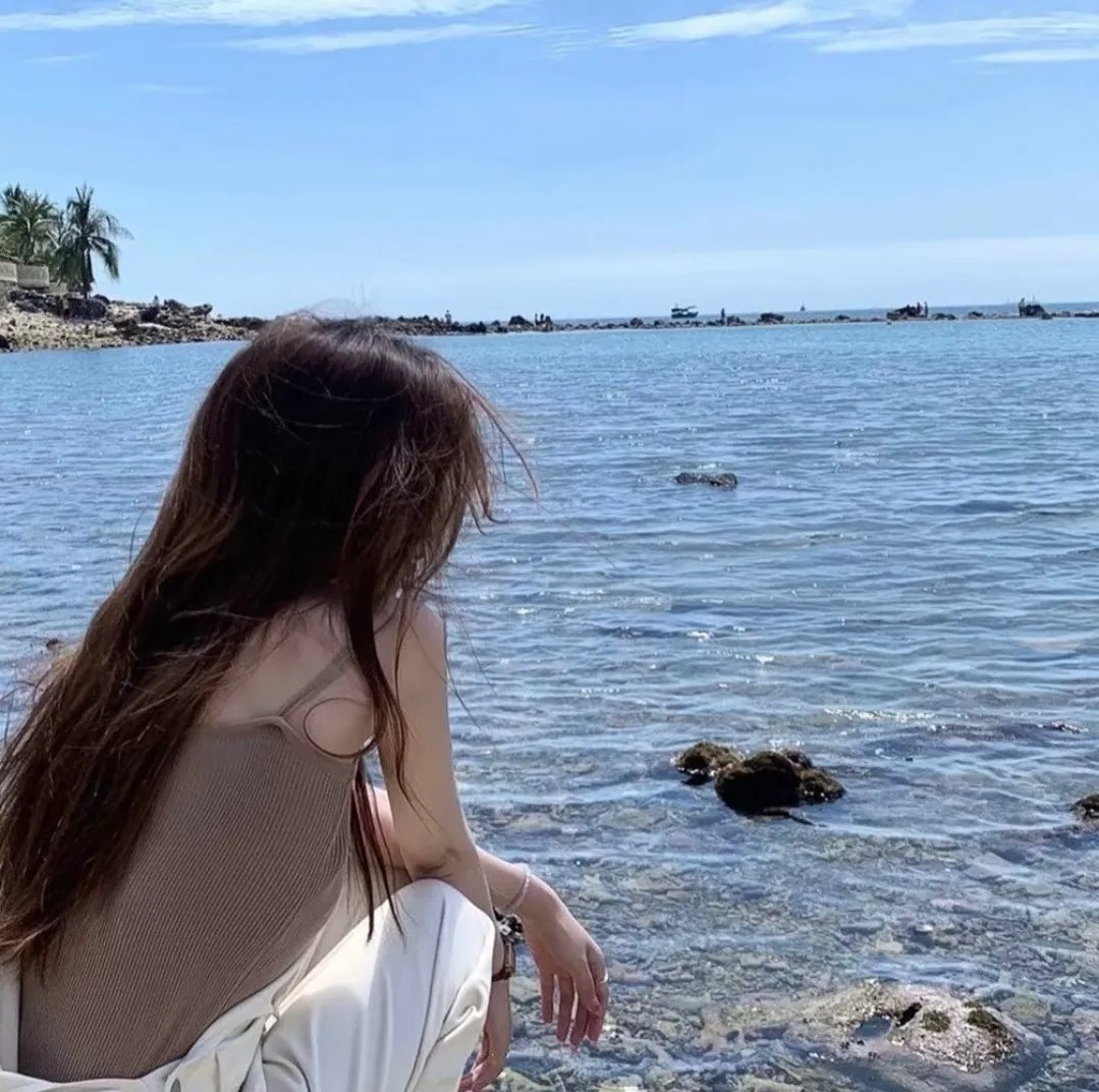 27套礼服海报